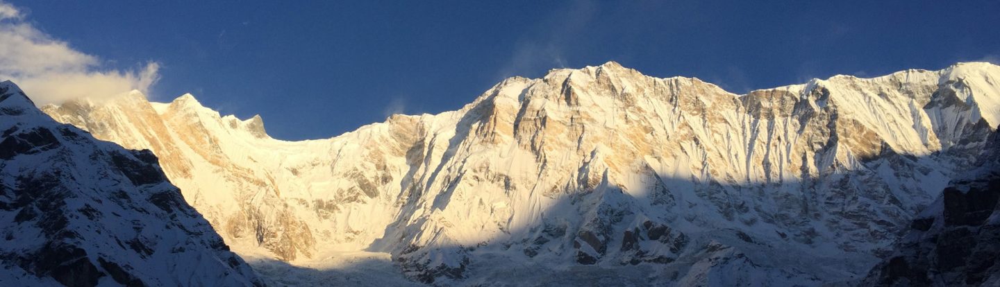 Cortina transparente Banderas tibetanas en Campo Base del Annapurna 4200 m  (Himalaya, en Nepal) 