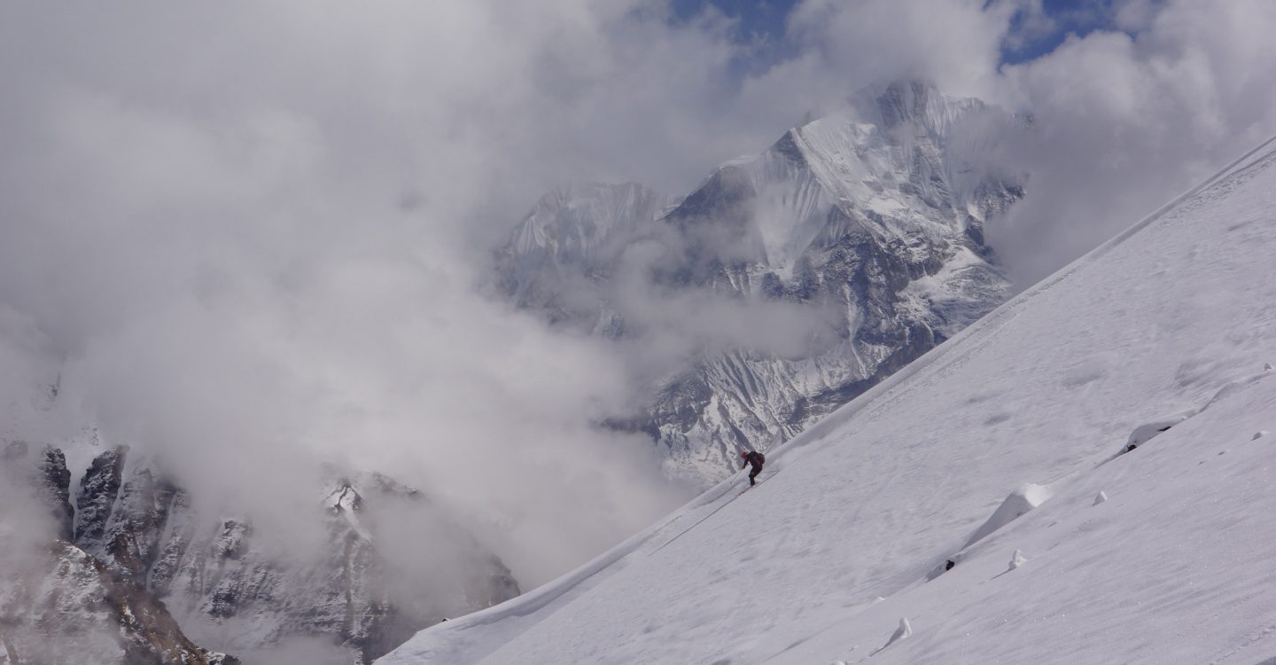 Cortina transparente Banderas tibetanas en Campo Base del Annapurna 4200 m  (Himalaya, en Nepal) 